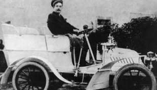 giacomo puccini nel febbraio del 1903 a bordo di un'auto