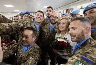 giorgia meloni con i soldati italiani in libano 11