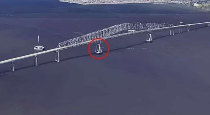 il pilone del ponte francis scott key di baltimora colpito dalla nave cargo