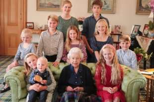 la foto ritoccata della regina elisabetta con i nipoti a balmoral nell estate del 2022