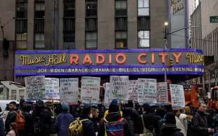 manifestanti pro gaza alla radio city hall di new york