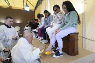 papa francesco a rebibbia lava i piedi alle detenute 3