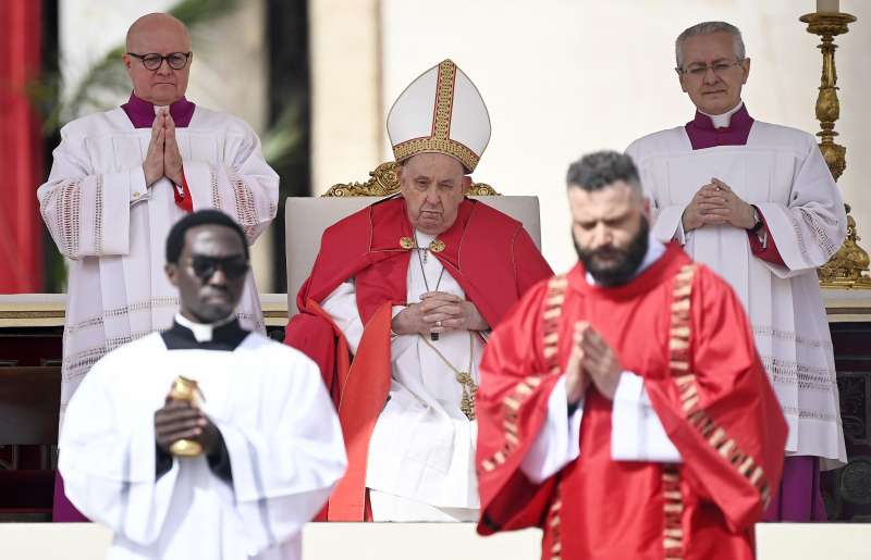 papa francesco durante la messa della domenica delle palme 6