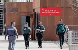 perquisizione della guardia civil nella sede della federcalcio spagnola. 6