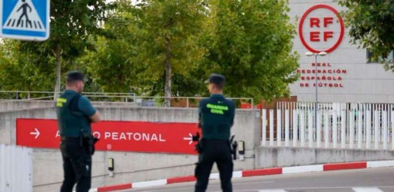 perquisizione della guardia civil nella sede della federcalcio spagnola. 8