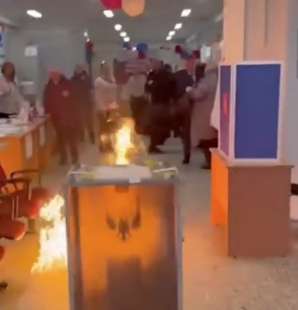 russia cabina elettorale incendiata con molotov 1