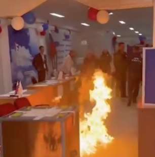russia cabina elettorale incendiata con molotov 2