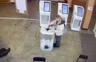 russia donna versa vernice sulle scede elettorali nell'urna. 1