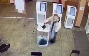russia donna versa vernice sulle scede elettorali nell'urna. 3