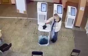 russia donna versa vernice sulle scede elettorali nell'urna. 5