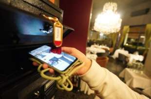 smartphone vietato in un ristorante di verona