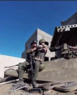 soldati israeliani giocano con la biancheria intima delle palestinesi 1