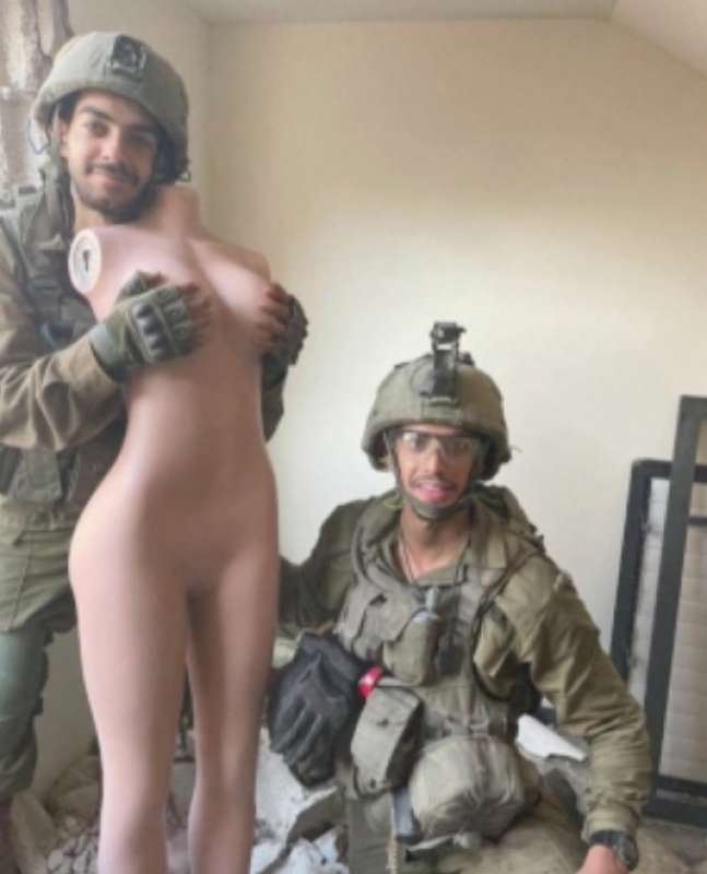 soldati israeliani giocano con la biancheria intima delle palestinesi 3