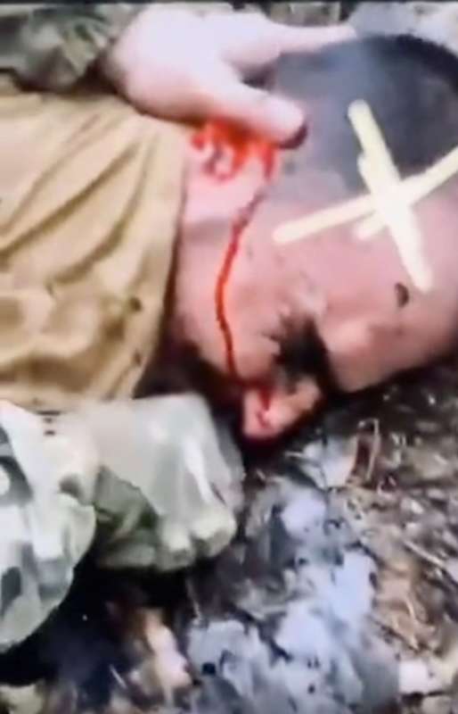 soldati russi staccano l orecchio a rachabalizoda saidakrami e lo costringono a mangiarlo 7