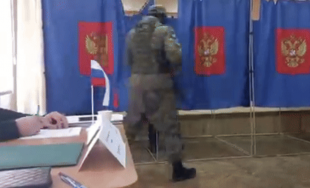 soldato russo controlla voto al seggio 1