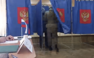 soldato russo controlla voto al seggio 2