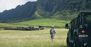 Un soldato americano nella Makua Valley - Hawaii