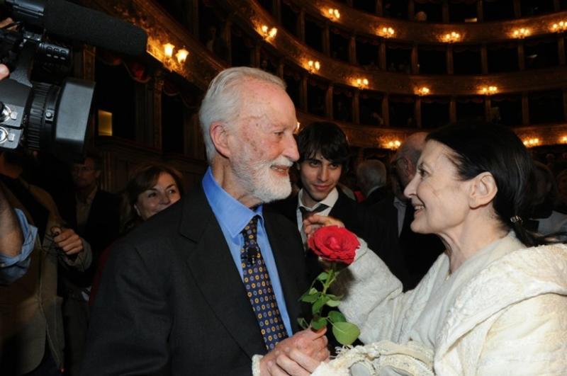 Carla Fracci regala una Rosa a Eugenio Scalfari