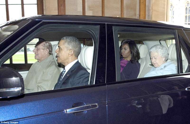 barack e michelle obama con la regina elisabetta e il marito il principe filippo alla guida
