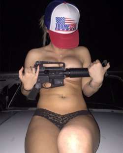 bikini e pistole per trump