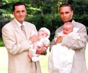 madre surrogata produce gemelli per coppia gay