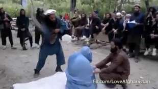 afghanistan donna con il burqa frustata per aver ascoltato musica 5
