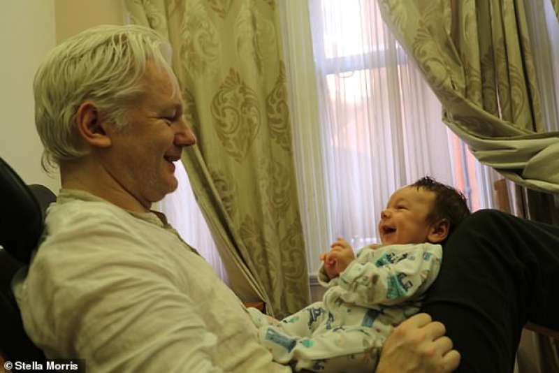 julian assange con il figlio gabriel