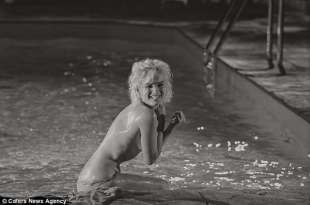 marilyn monroe nuda in piscina