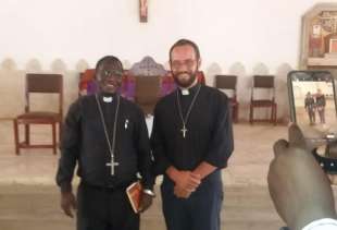 christian carlassare e un prete della diocesi locale