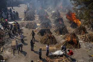 coronavirus india corpi bruciati per strada