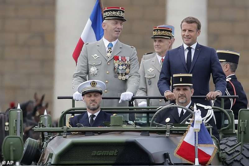 emmanuel macron con il capo delle forze armate francesi francois lecointre