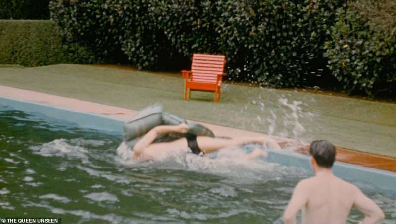 Filippo di Edinburgo mentre cade in piscina su una sdraio