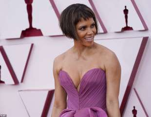 halle berry in d&g