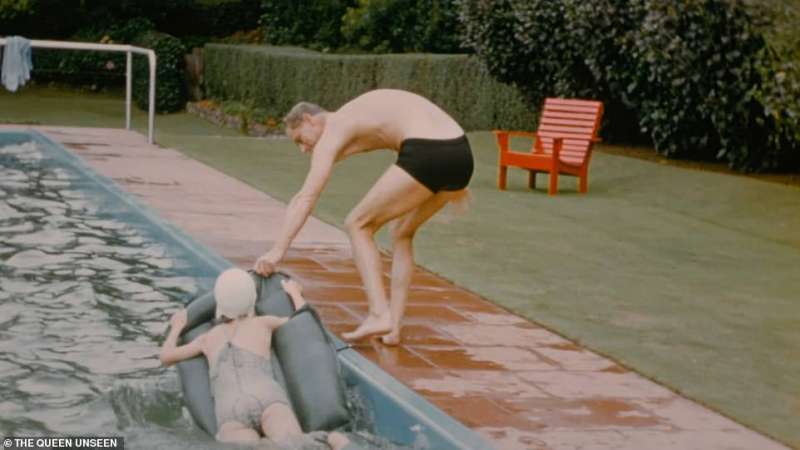 Il Principe Filippo scherza a bordo piscina