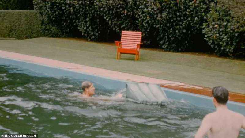 Il principe Filippo scherza in piscina 2
