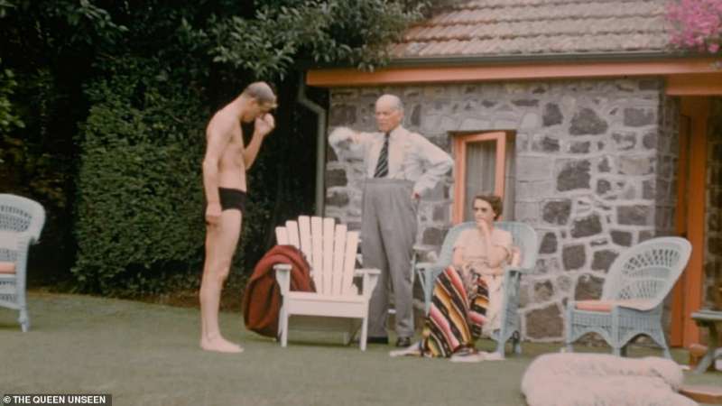 La regina a bordo piscina in Nuova Zelanda il giorno di natale in compagnia del principe Filippo in costume e il governatore Neozelandese