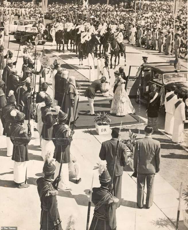 La regina alla cerimonia di apertura del parlamento a Colombo, in Sri Lanka, nell aprile del 1954