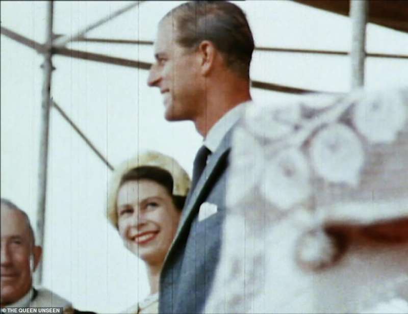 La regina che sorride al consorte Filippo in Nuova Zelanda, 1953