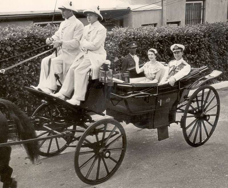 La regina e consorte su una carrozza a hamilton, bermuda, novembre del 1953