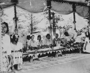 La regina e Filippo a un banchetto in loro onore a Tonga, 1953