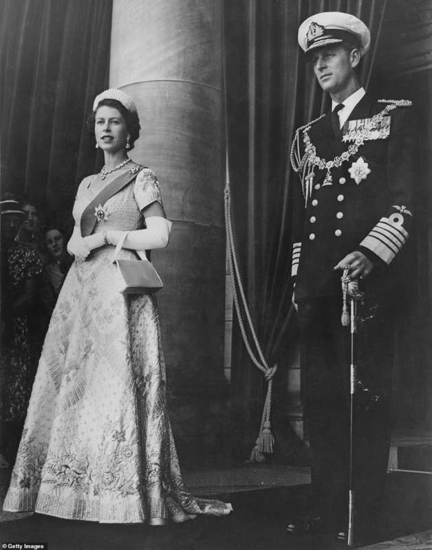 La regina e il principe filippo mentre lasciano il parlamento a Wellington dopo averlo inaugurato, 1954
