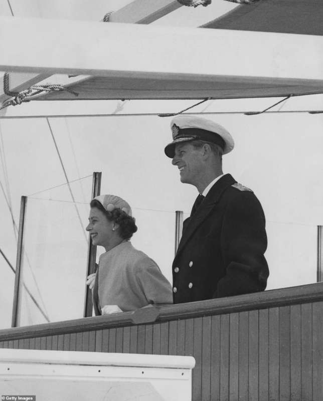La regina e il principe filippo mentre lasciano la nuova zelanda nel gennaio del 1954