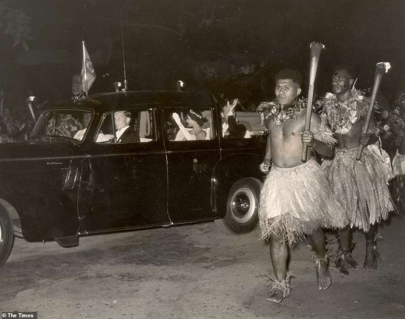 La regina e il principe filippo scortati al loro arrivo a Fiji, dicembre 1953