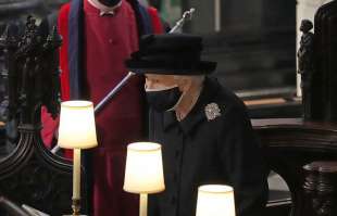 la regina elisabetta al funerale del principe filippo 5
