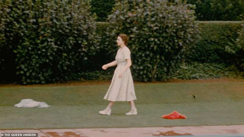 La regina fa una passeggiata a bordo piscina, 1951