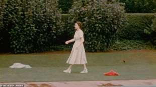La regina fa una passeggiata a bordo piscina, 1951