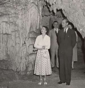 La regina in visita alle grotte di Waitomo, nuova zelanda, 1953