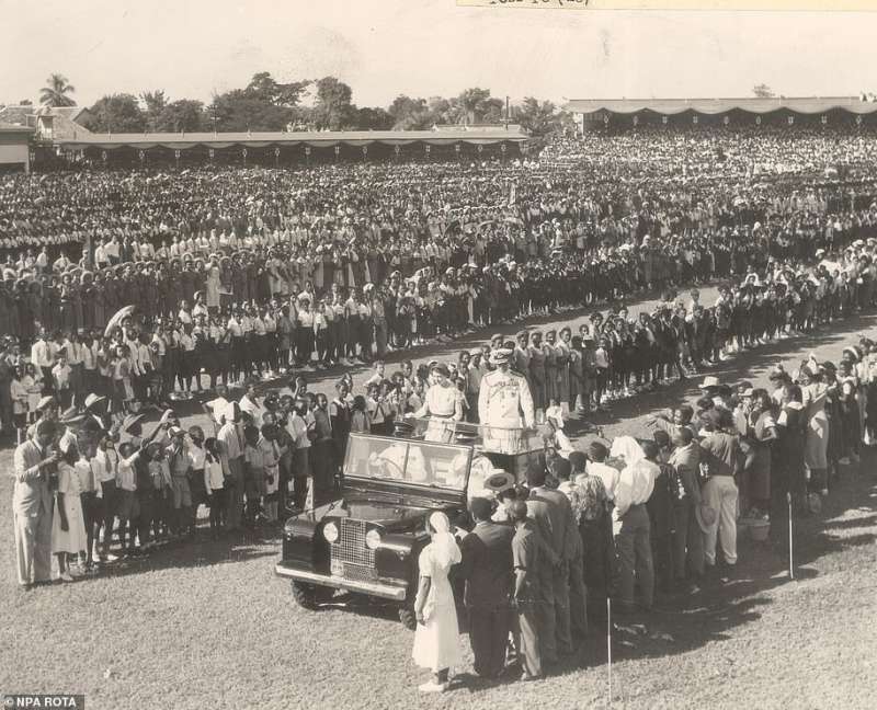 La regina su una land rover davanti la folla a sabina park, a kingston in giamaica, novembre 1953