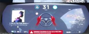 La schermata di allarme della Tesla