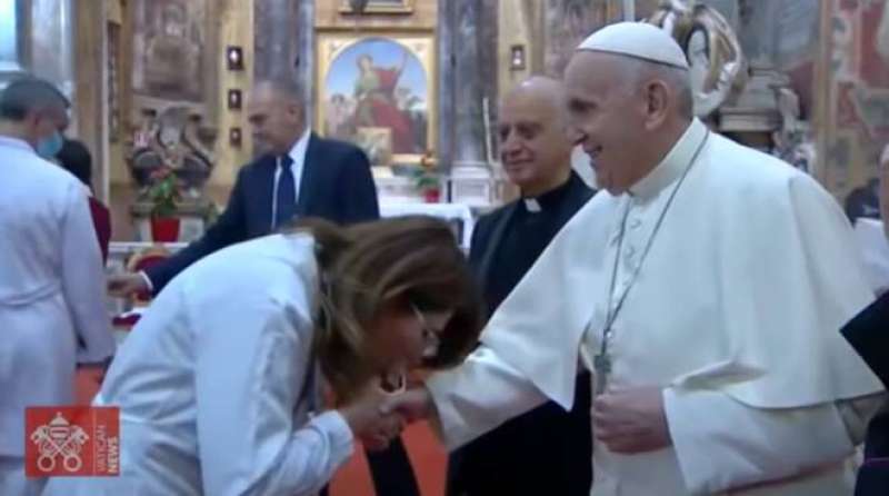 papa francesco si fa baciare la mano senza mascherina